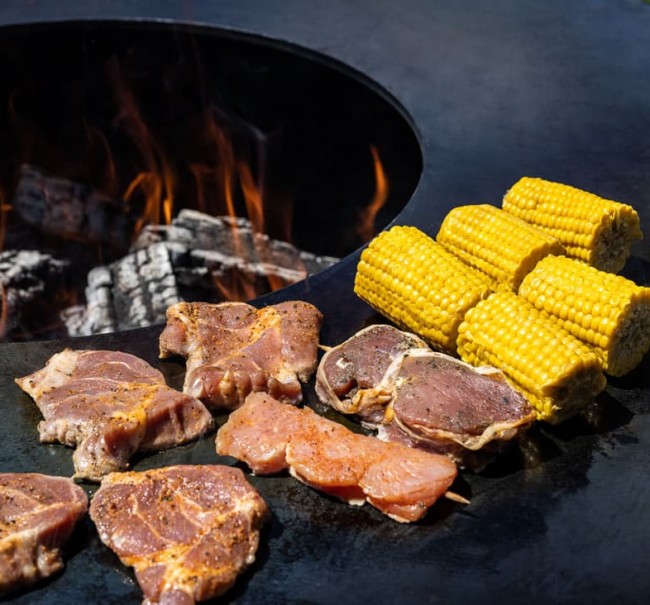 Fleisch und Mais und alles was zum Grillen dazugehört in der Dorfalm in Flachau