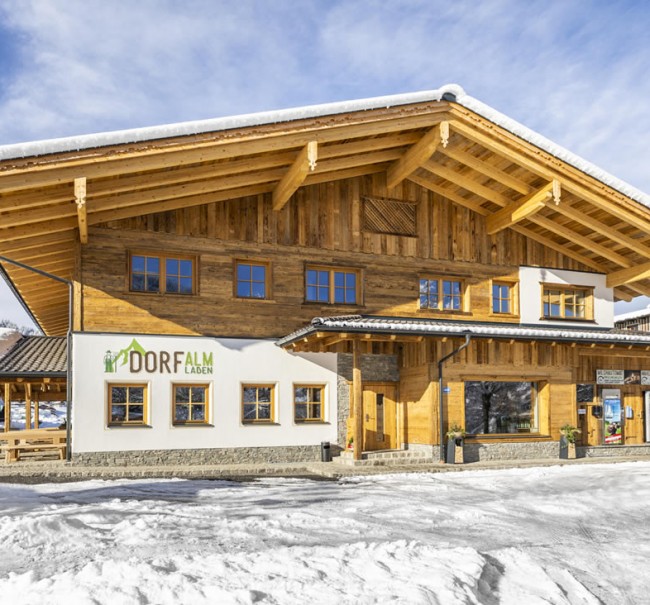 Winteransicht von Dorfalm und Dorfladen in Flachau © Christian Fischbacher