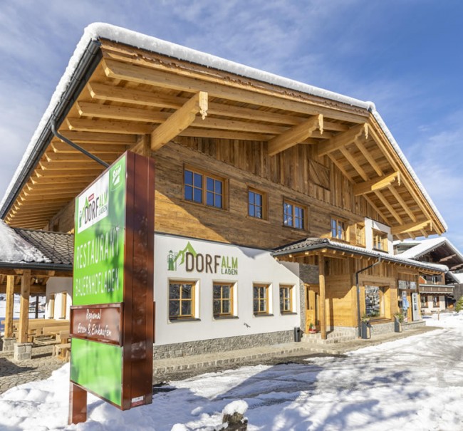 Winteransicht von Dorfalm und Dorfladen in Flachau © Christian Fischbacher