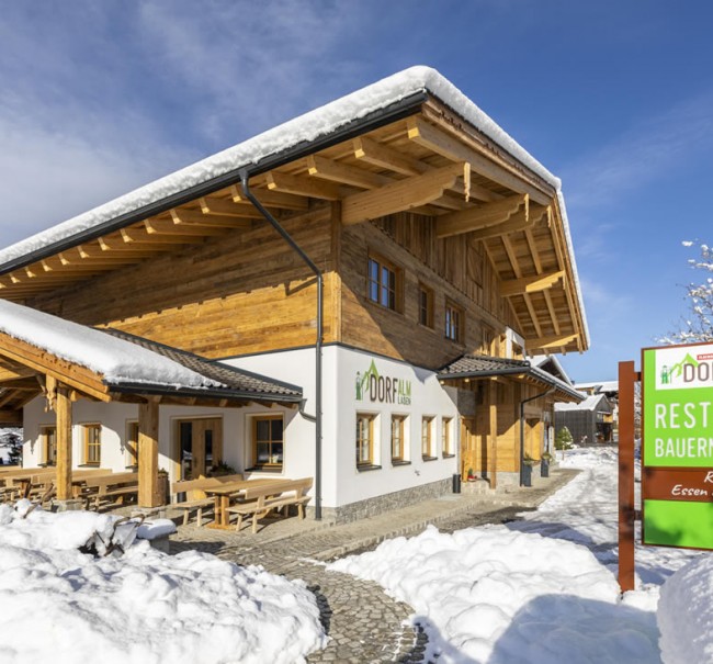 Winteransicht von Dorfalm und Dorfladen in Flachau © Christian Fischbacher