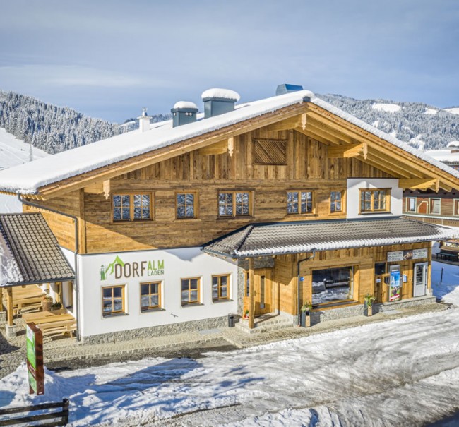 Winteransicht von Dorfalm und Dorfladen in Flachau © Christian Fischbacher