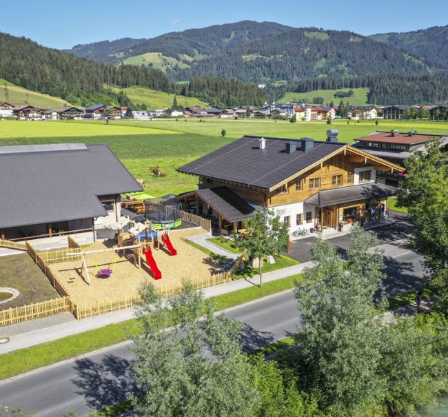 Sommeransicht mit Spielplatz Dorfalm & Dorfladen Flachau