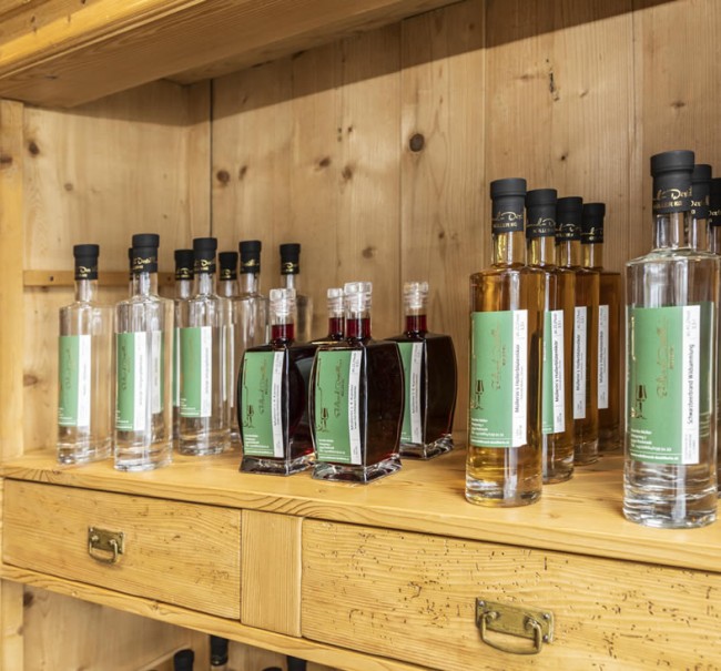 Edelbrände, Schnäpse und Liköre im Dorfladen Flachau © Christian Fischbacher