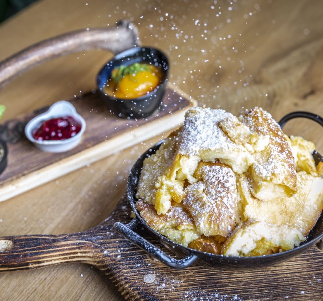 Frischer Kaiserschmarrn im Pfandl serviert