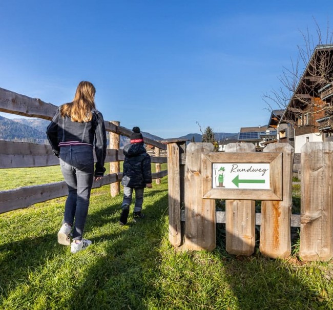 Gut ausgeschildert führt ein Rundweg durch die Quizstationen