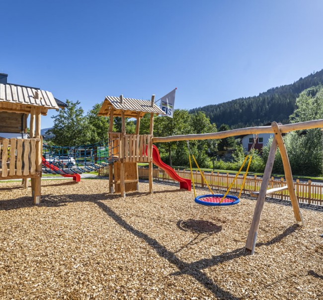 Klettergerüst, Rutschen und Korbschaukel