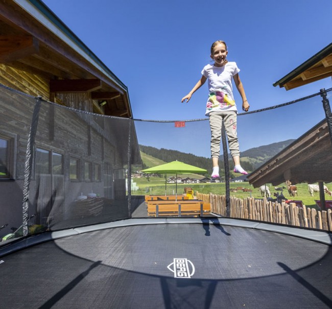 Springen im Trampolin