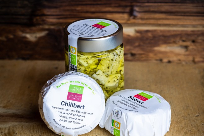 Kräuterlinge und verschieden Sorten an Camembert